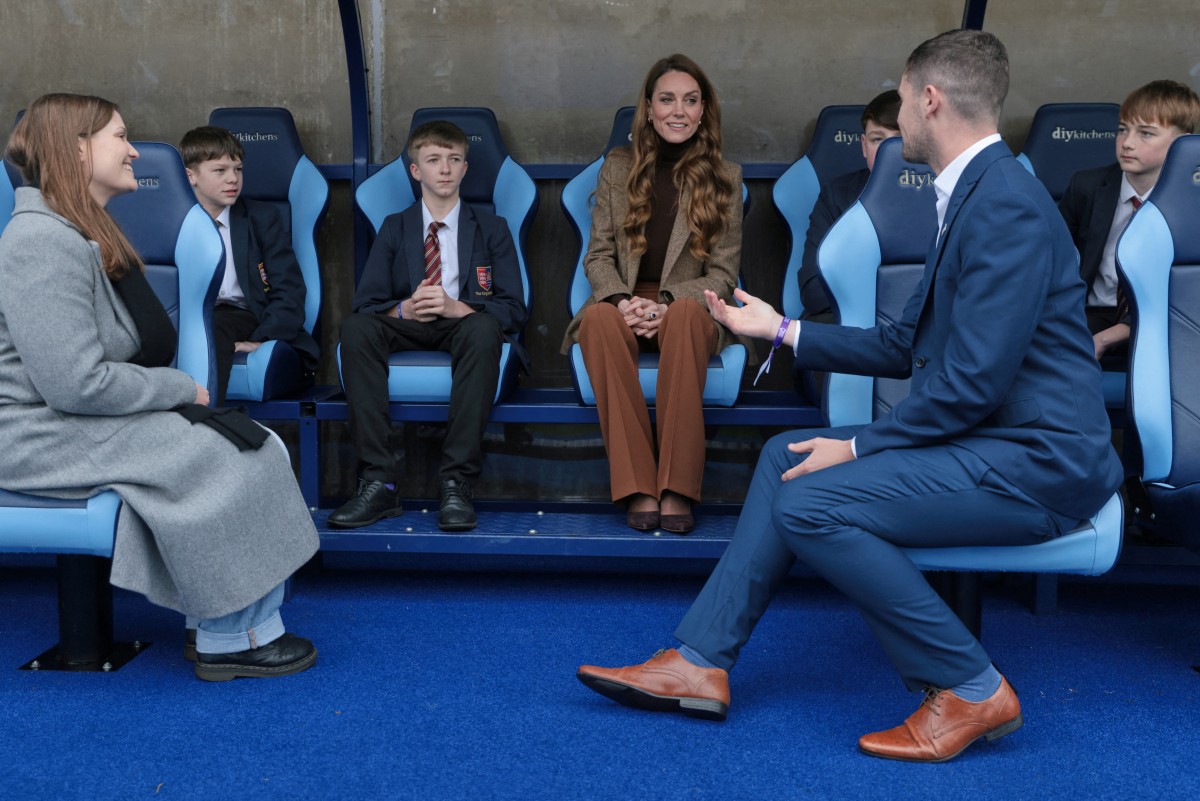 كيت ميدلتو بإطلالة مدروسة خلال زيارتها خدمة علاج صدمات الأطفال التابعة لمؤسسة فاميلي أكشن (أ.ف.ب)