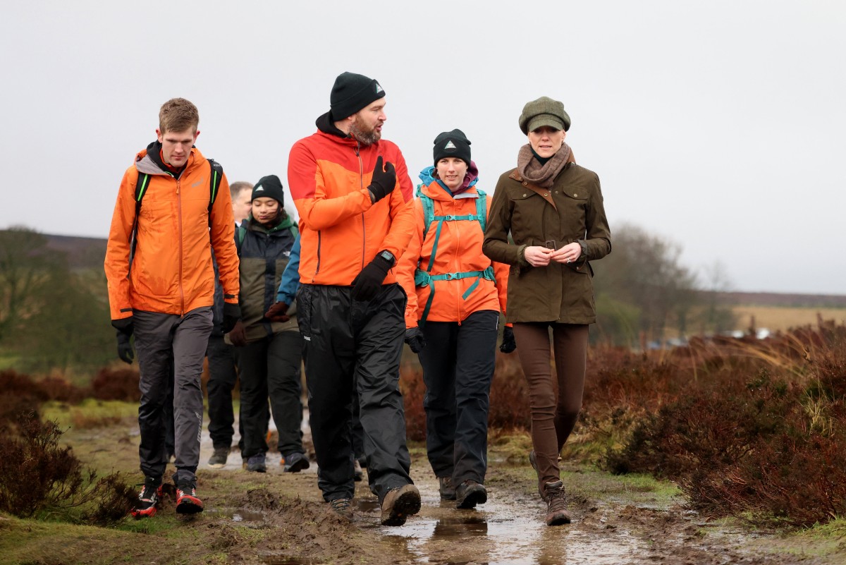 كيت ميدلتون بإطلالة ريفية في منتزه بيك ديستريكت الوطني (أ.ف.ب)