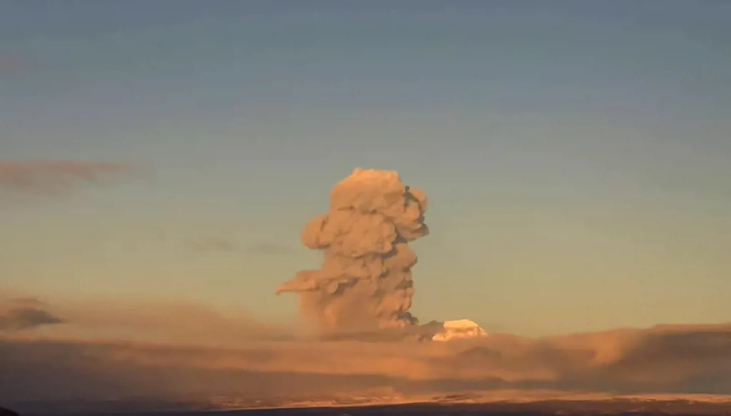 بركان يقذف رماداً بارتفاع آلاف الأمتار في أقصى الشرق الروسي