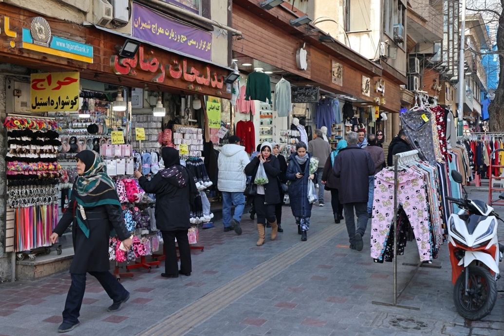 المتسوقون يتجولون في سوق تاجريش في طهران (أ ف ب)