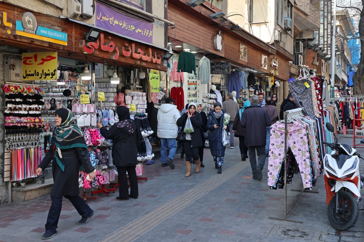 إيرانيون يتجولون في سوق تجريش بطهران. (أ ف ب)