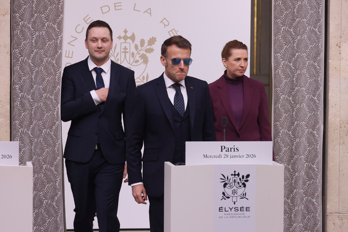 خلال المؤتمر الصحافي في باريس لماكرون وميته فريدريكسن وينس فريدريك نيلسن (أ ف ب).