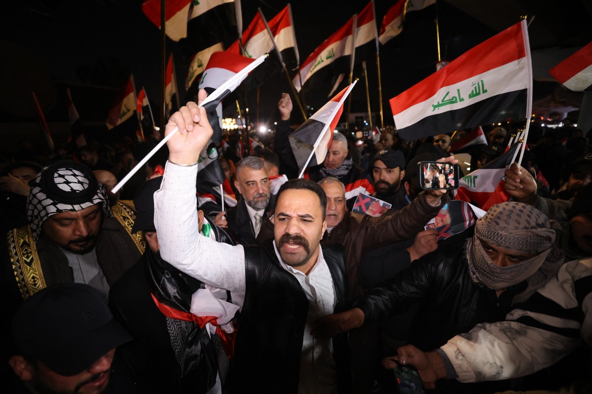 مؤيدون للمالكي يحتجون على تصريحات ترامب عند مدخل المنطقة الخضراء في بغداد. (أ ف ب)