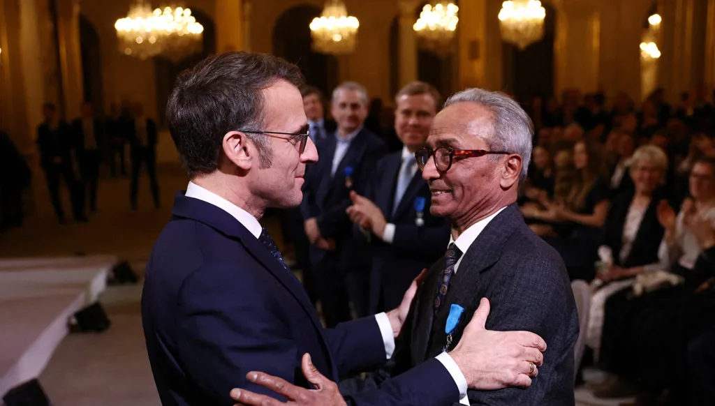 آخر بائع صحف متجوّل في باريس... ماكرون يكرّم الباكستاني علي أكبر بوسام الاستحقاق