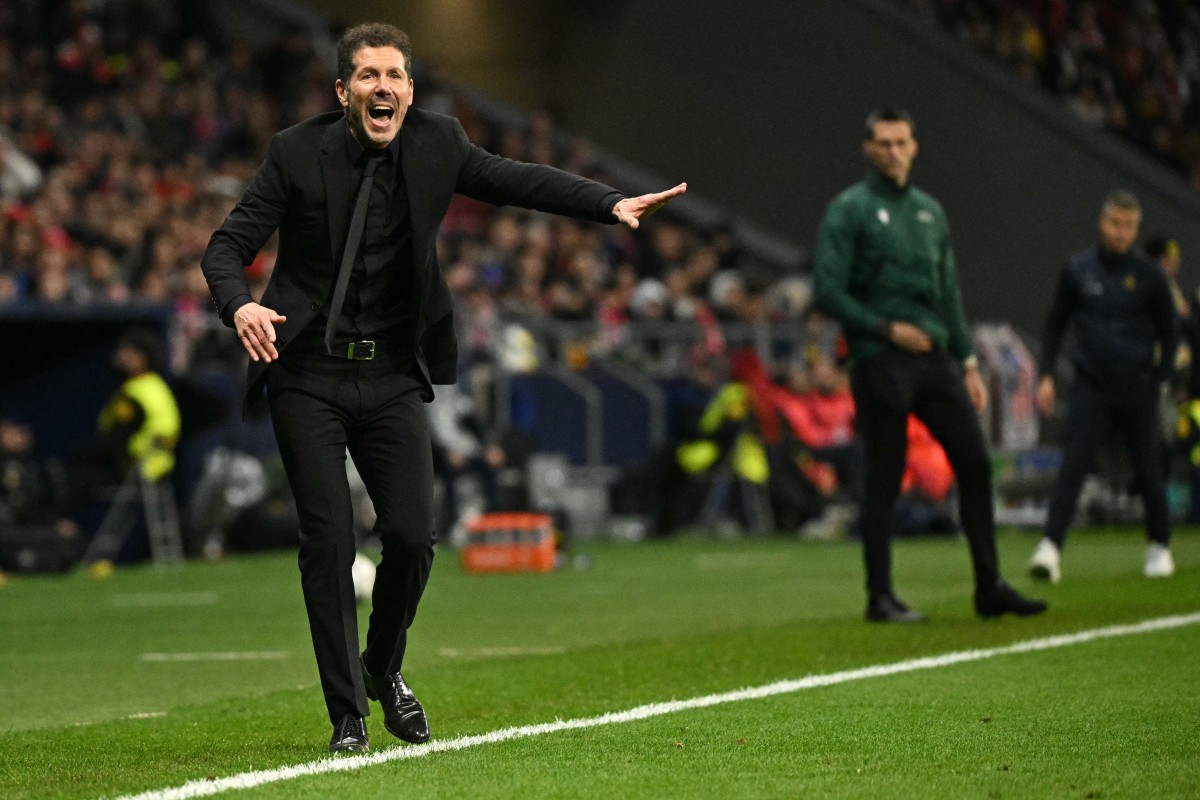المدرب دييغو سيميوني يُحاول سد الثغرات الهجومية في أتلتيكو مدريد. (أ ف ب)