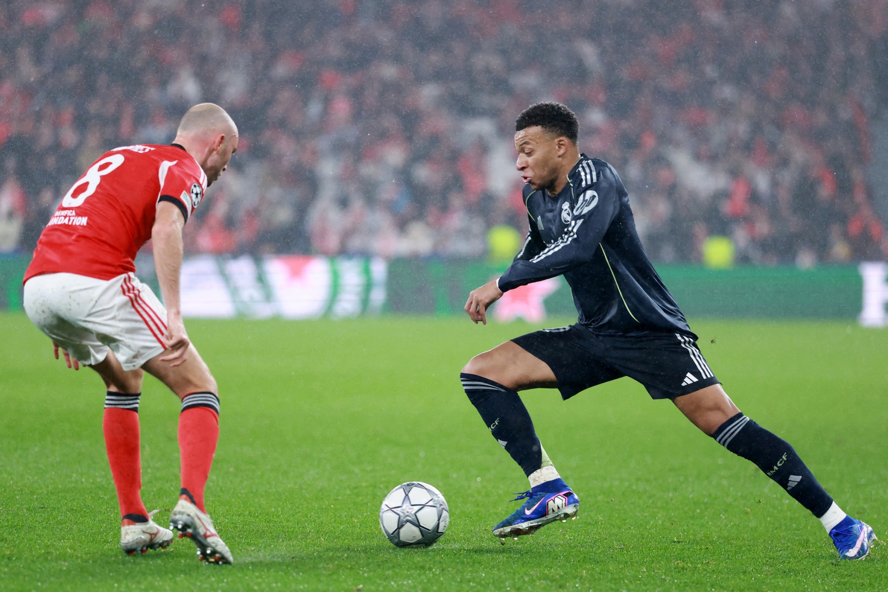 كيليان مبابي خلال مواجهة ريال مدريد وبنفيكا. (أ ف ب)