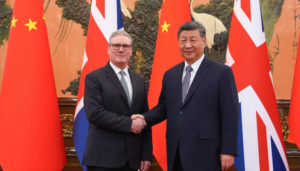 ستارمر وشي يؤكدان ضرورة تعزيز العلاقات الثنائية بوجه التحديات العالمية