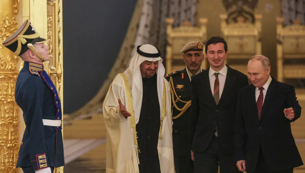 بوتين يستقبل بن زايد في الكرملين (أ ف ب).