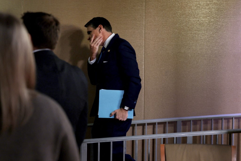 نائب المدعي العام تود بلانش يغادر بعد حضور مؤتمر صحفي للإعلان عن مستجدات قضية إبستين في وزارة العدل. (أ ف ب)