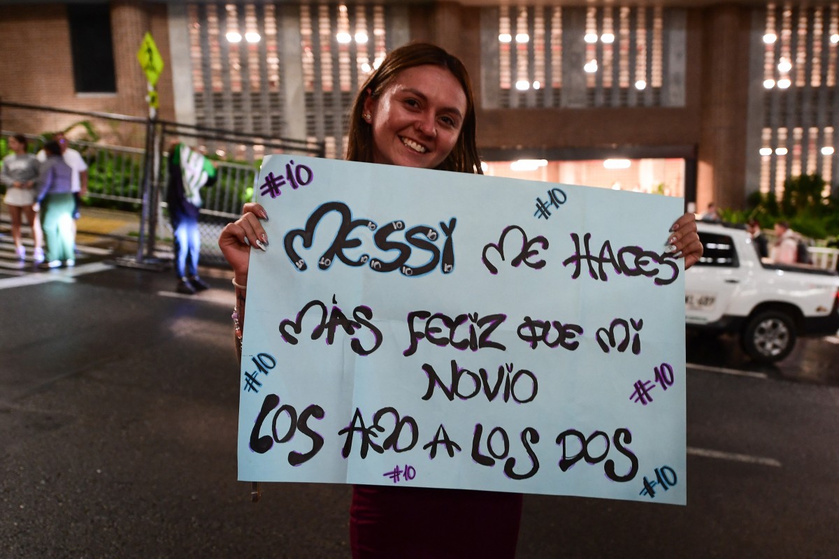 جماهير تستقبل ميسي. (أ ف ب)