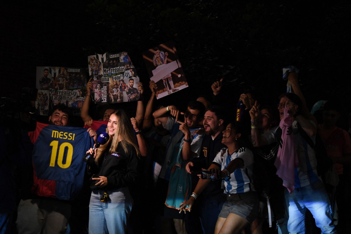 جماهير تستقبل ميسي. (أ ف ب)