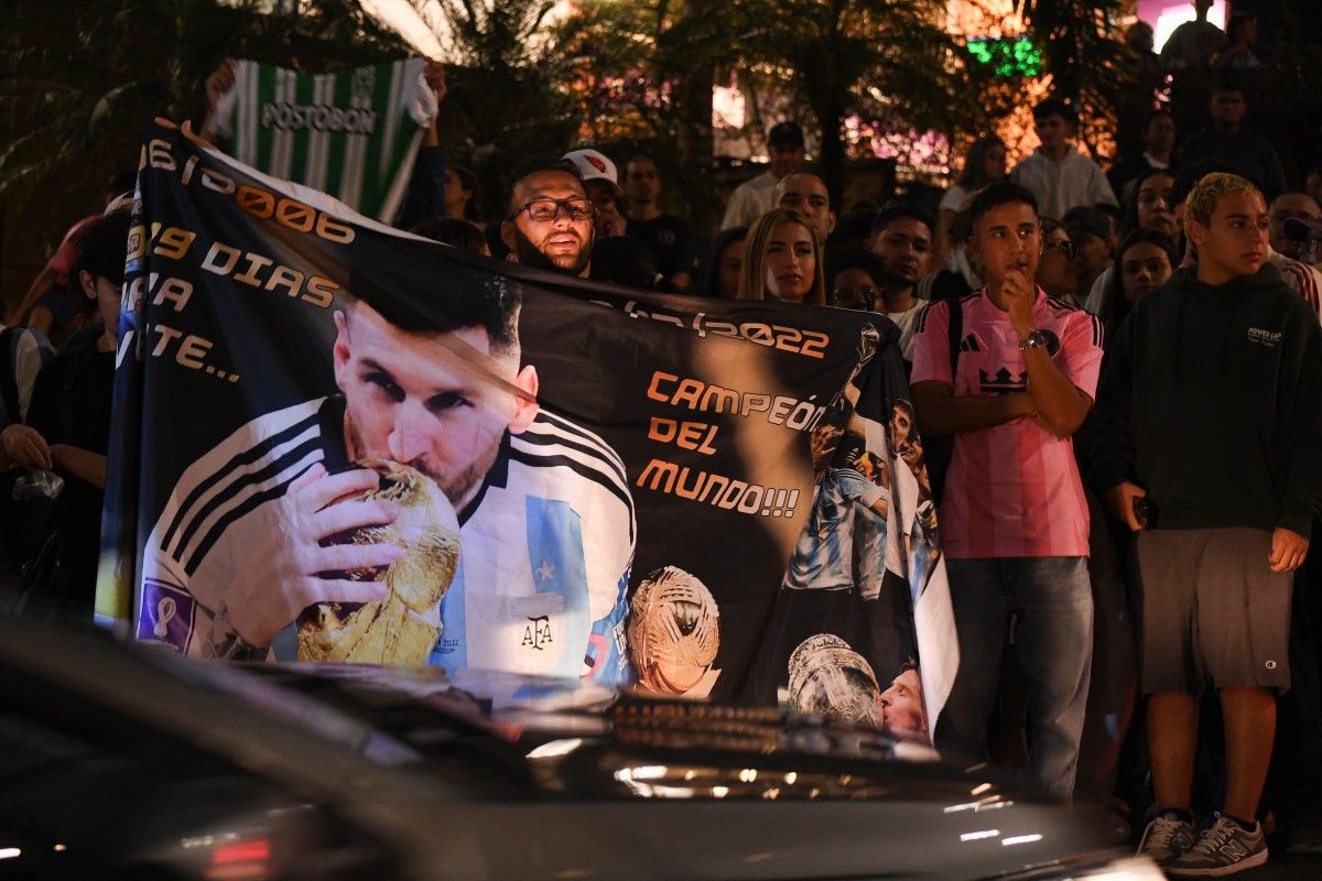 جماهير تستقبل ميسي. (أ ف ب)