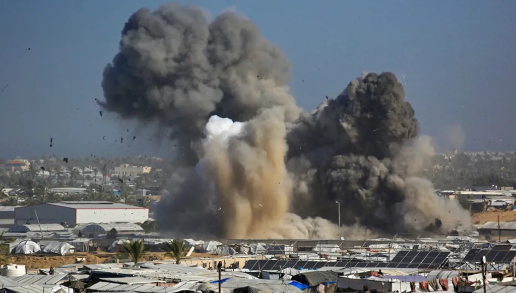 5 عند الخامسة: إيران تهتز بانفجارَين... غزة تحت القصف الإسرائيلي والذهب يتهاوى