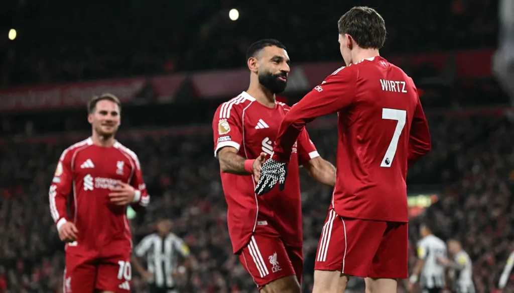 ليفربول يستضيف مانشستر سيتي في الدوري الإنكليزي... موعد المباراة والقنوات الناقلة