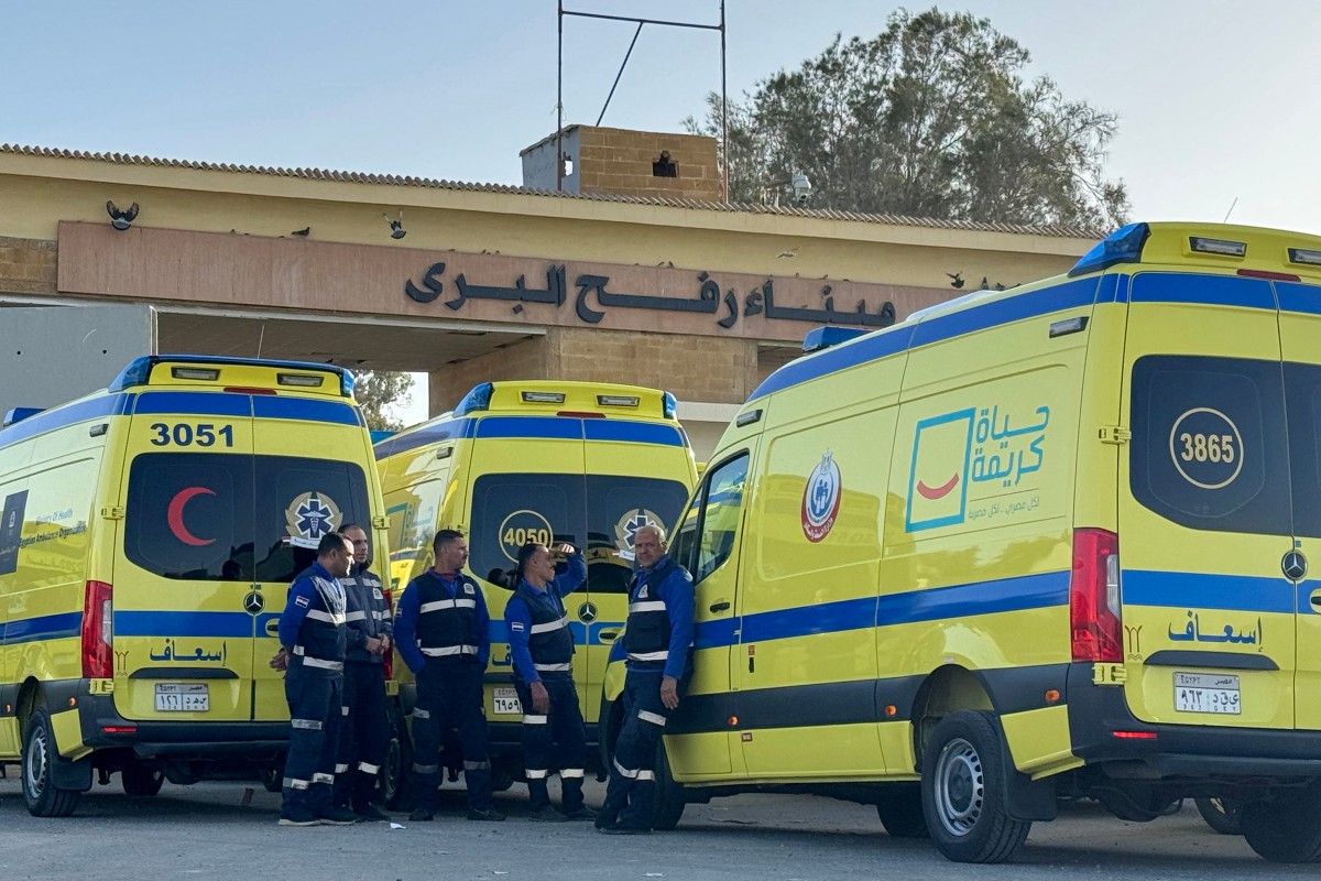 سيارات الإسعاف تنتظر على الجانب المصري من معبر رفح الحدودي مع قطاع غزة في شمال شرق مصر في 1 فبراير 2026. (أ ف ب)