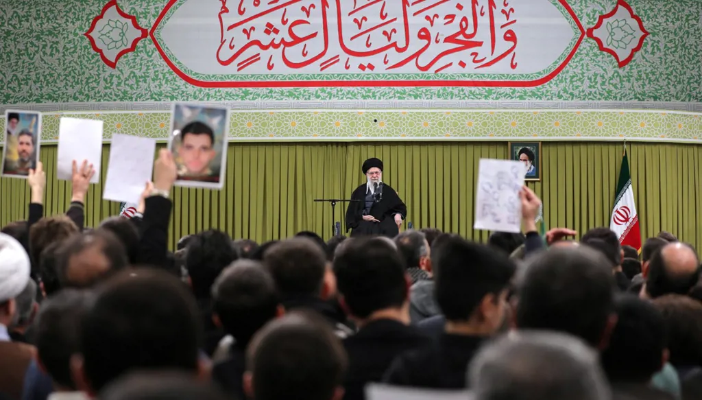أي مستقبل لـ"ولاية الفقيه" في لبنان إذا غاب الفقيه في إيران؟