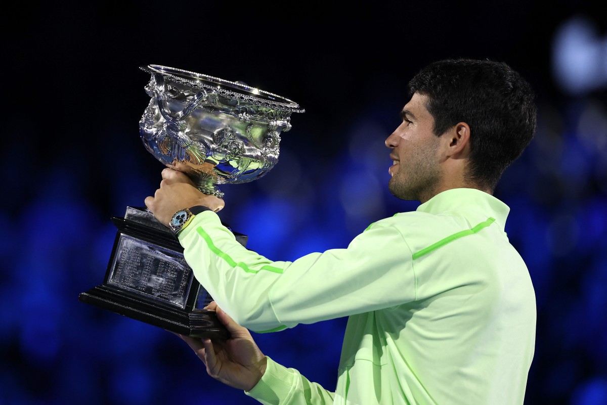 ألكاراز يحتفل باللقب. (أ ف ب)