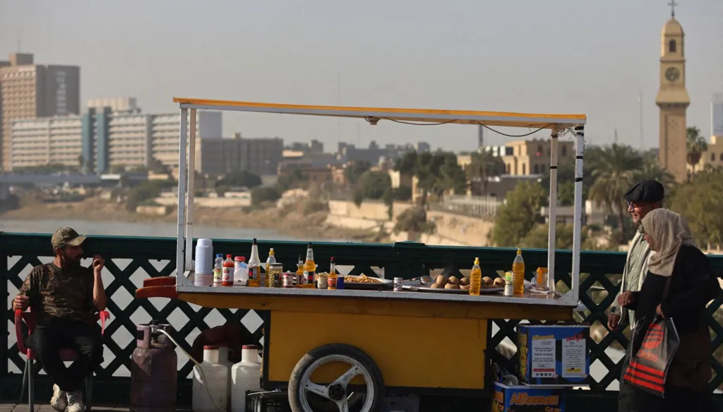 العراق يواجه منعطفاً مالياً خطيراً... تأخير الرواتب يدق ناقوس الخطر