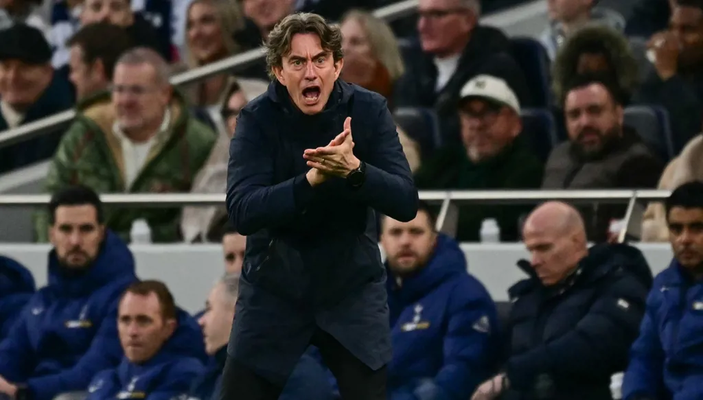 توتنهام يقترب من الهبوط ويُعاقب توماس فرانك