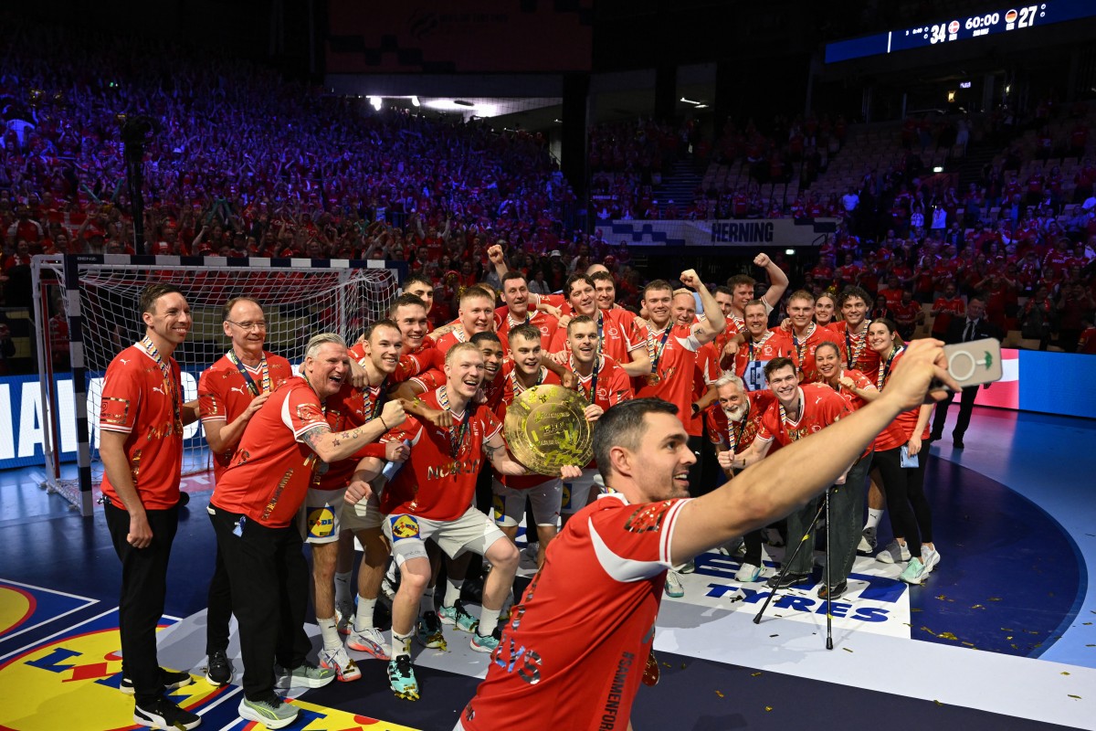 تتويج الدنمارك بالكأس. (أ ف ب)