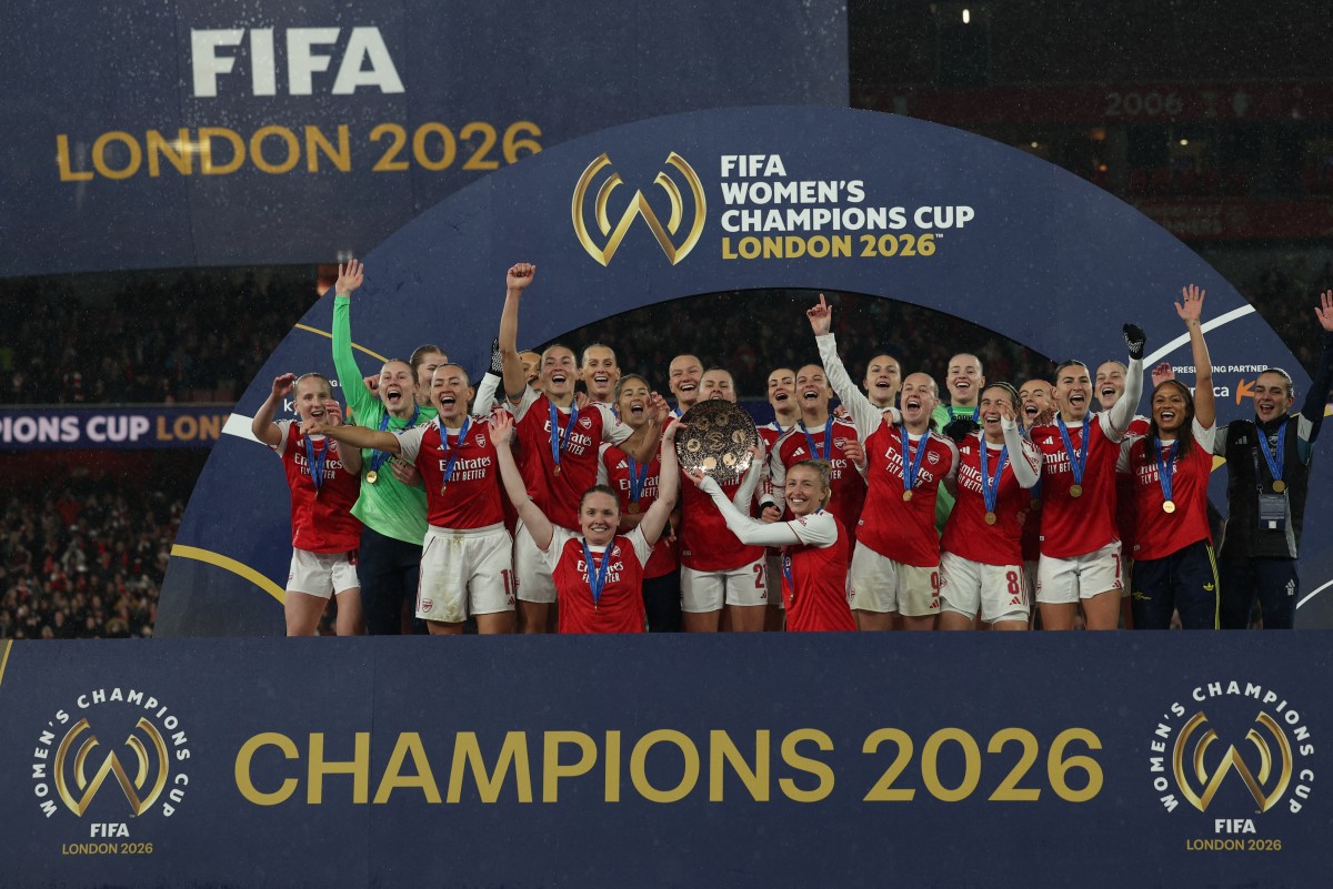 فريق أرسنال يحتفل بلقب النسخة الأولى. (أ ف ب)