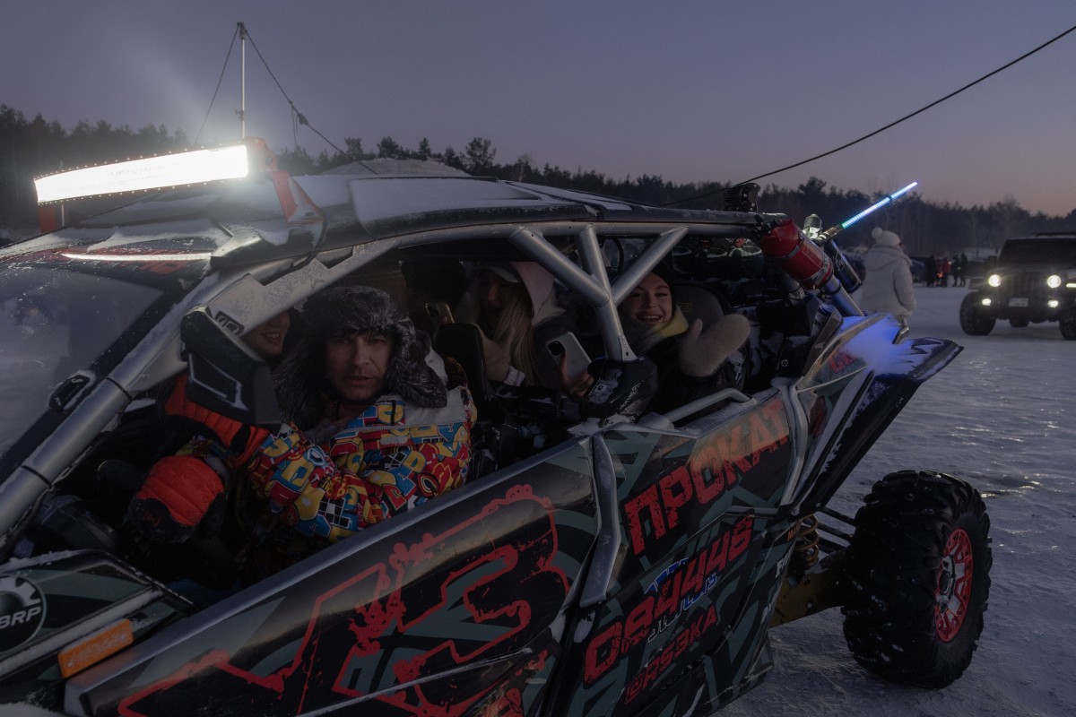 الناس يركبون عربة للتسلية على خزان كييف المتجمد، المعروف أيضًا باسم بحر كييف، في ضواحي كييف. (أ ف ب)