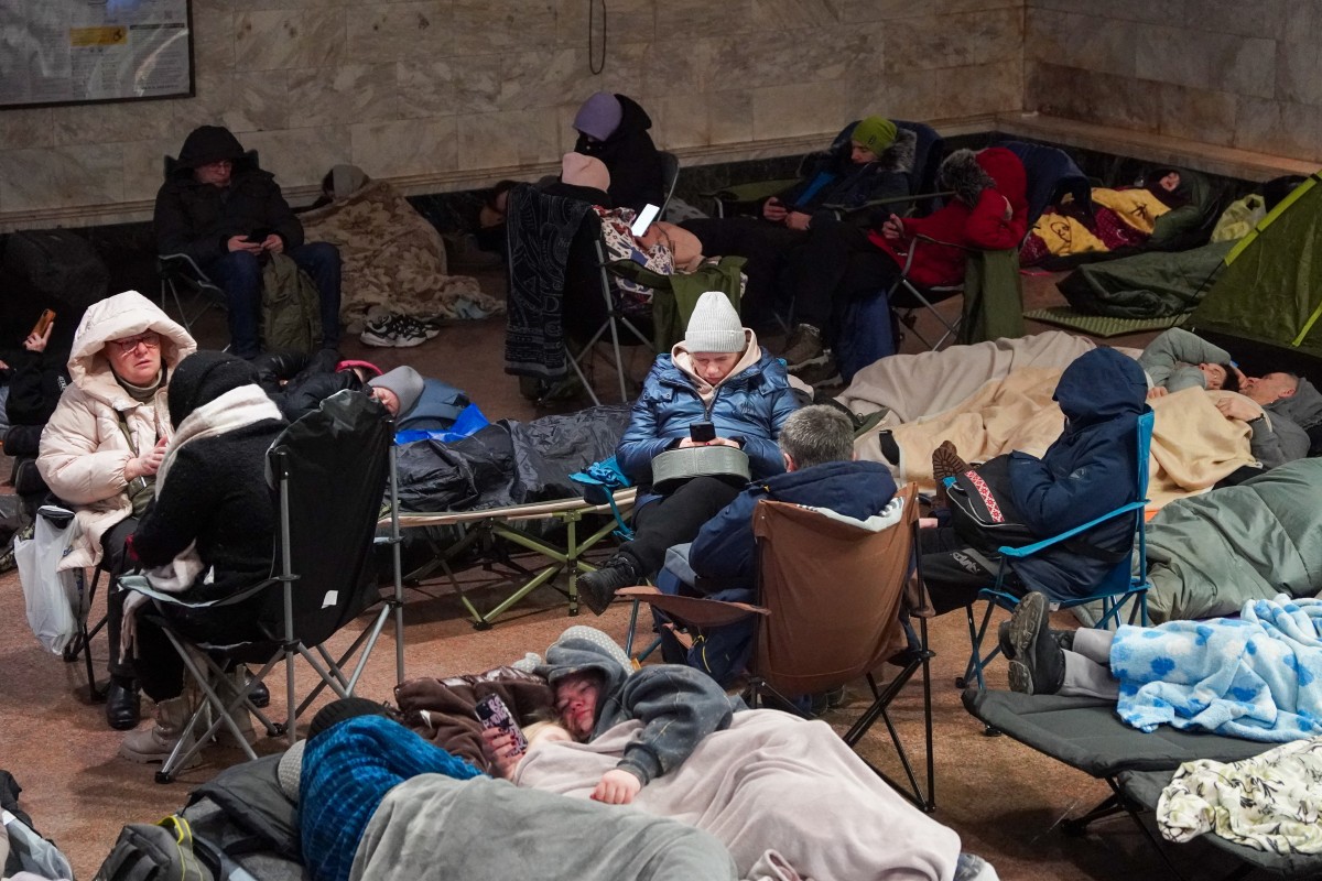 أوكرانيون في الملجأ. (أ ف ب)