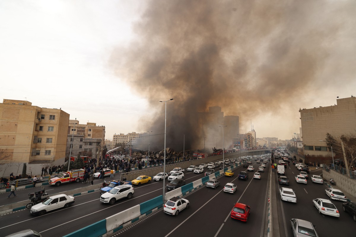 حريق غامض في إيران (أ ف ب).