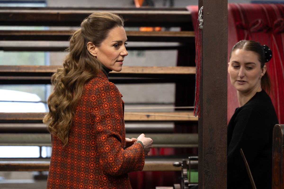 كيت ميدلتون بإطلالة ريترو في لقاء من الحرفيين الويلزيين (أ.ف.ب)