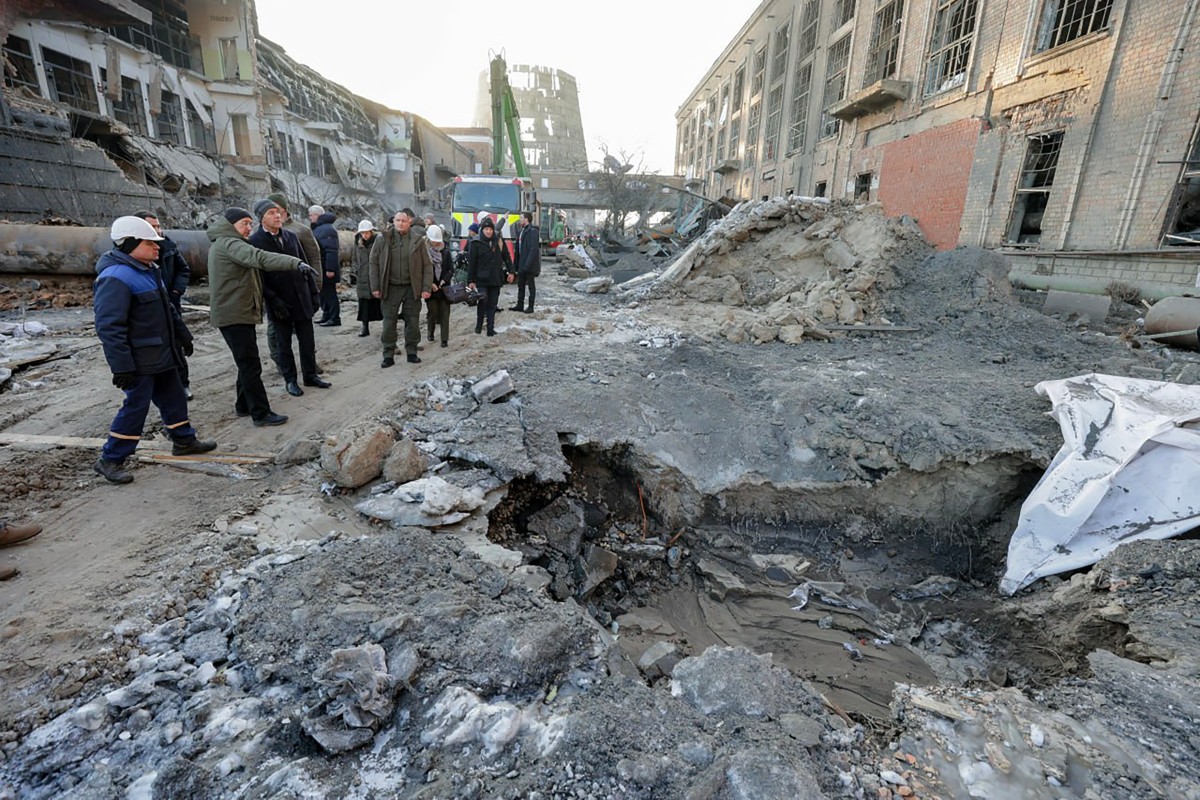 روته يتفقد ضربة في أوكرانيا. (أ ف ب)