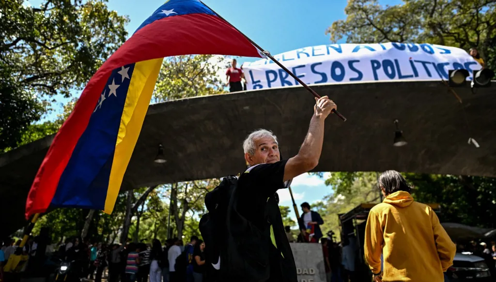 الآلاف يتظاهرون في فنزويلا للمطالبة بعودة مادورو