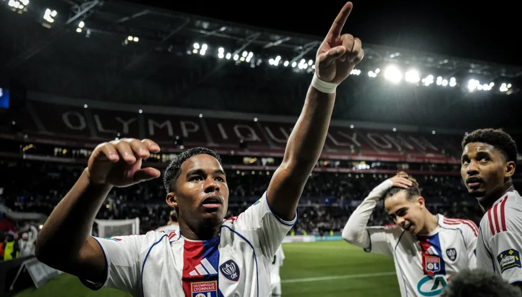 إندريك يخطف الأنظار في ليون بهدية فاخرة إلى زملائه (صورة)