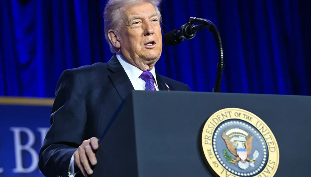 عشية محادثات مسقط... ترامب يهدد بضربة عسكرية و"أكسيوس" يكشف عن شرط أميركي "صعب"