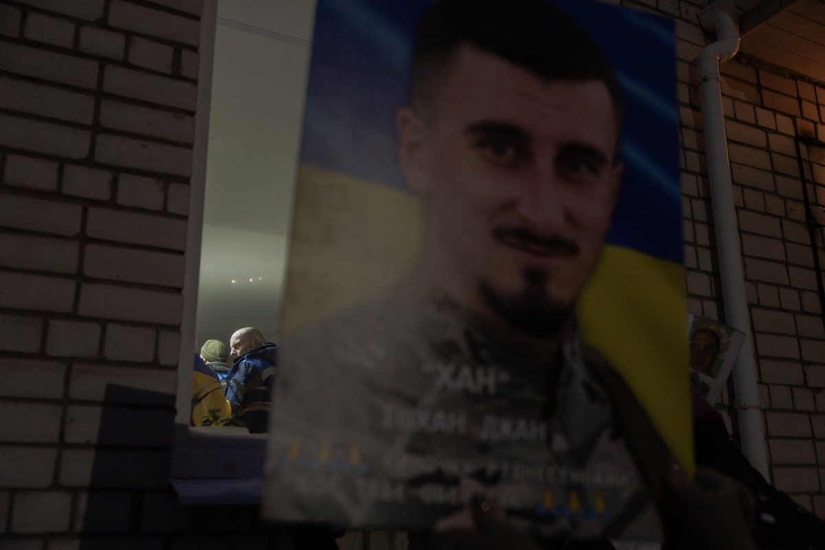 يتجمع أسرى الحرب الأوكرانيون المفرج عنهم بينما يعرض عليهم الناس صور أقاربهم وأصدقائهم المفقودين أو الأسرى. (ا ف ب)