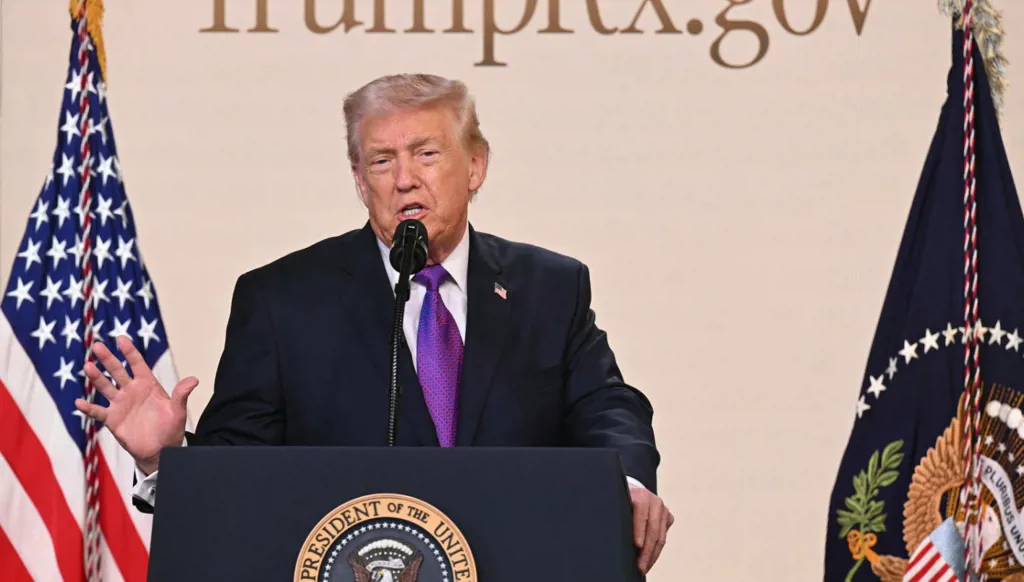 ترامب سعى إلى تسمية مطار ومحطة قطارات باسمه