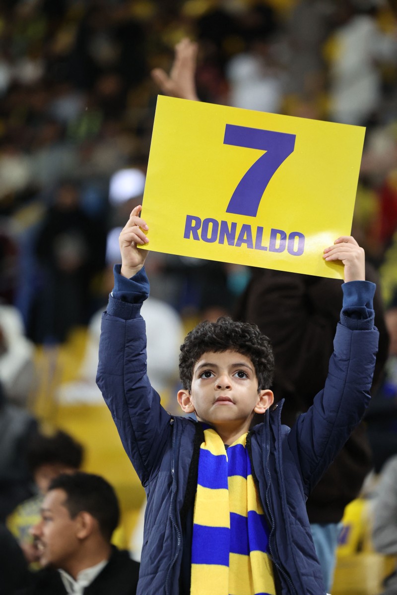 رقم كريستيانو رونالدو بين الجماهير. (أ ف ب)