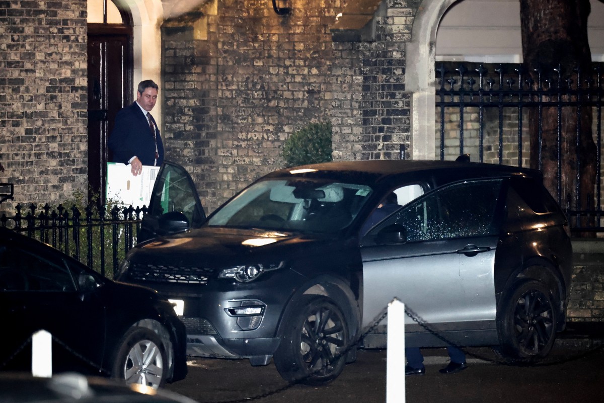 ضابط شرطة يخرج من مقر إقامة السفير البريطاني السابق لدى الولايات المتحدة، بيتر ماندلسون، حاملاً صندوقاً مسطحاً، في وسط لندن في 6 فبراير 2025. (أ ف ب)