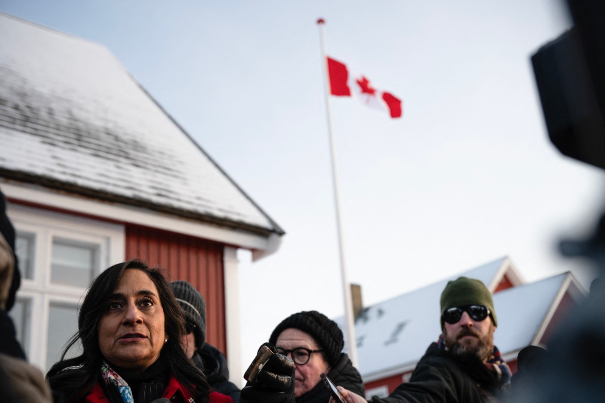 أمام القنصلية الكندية في غرينلاند (أ ف ب).