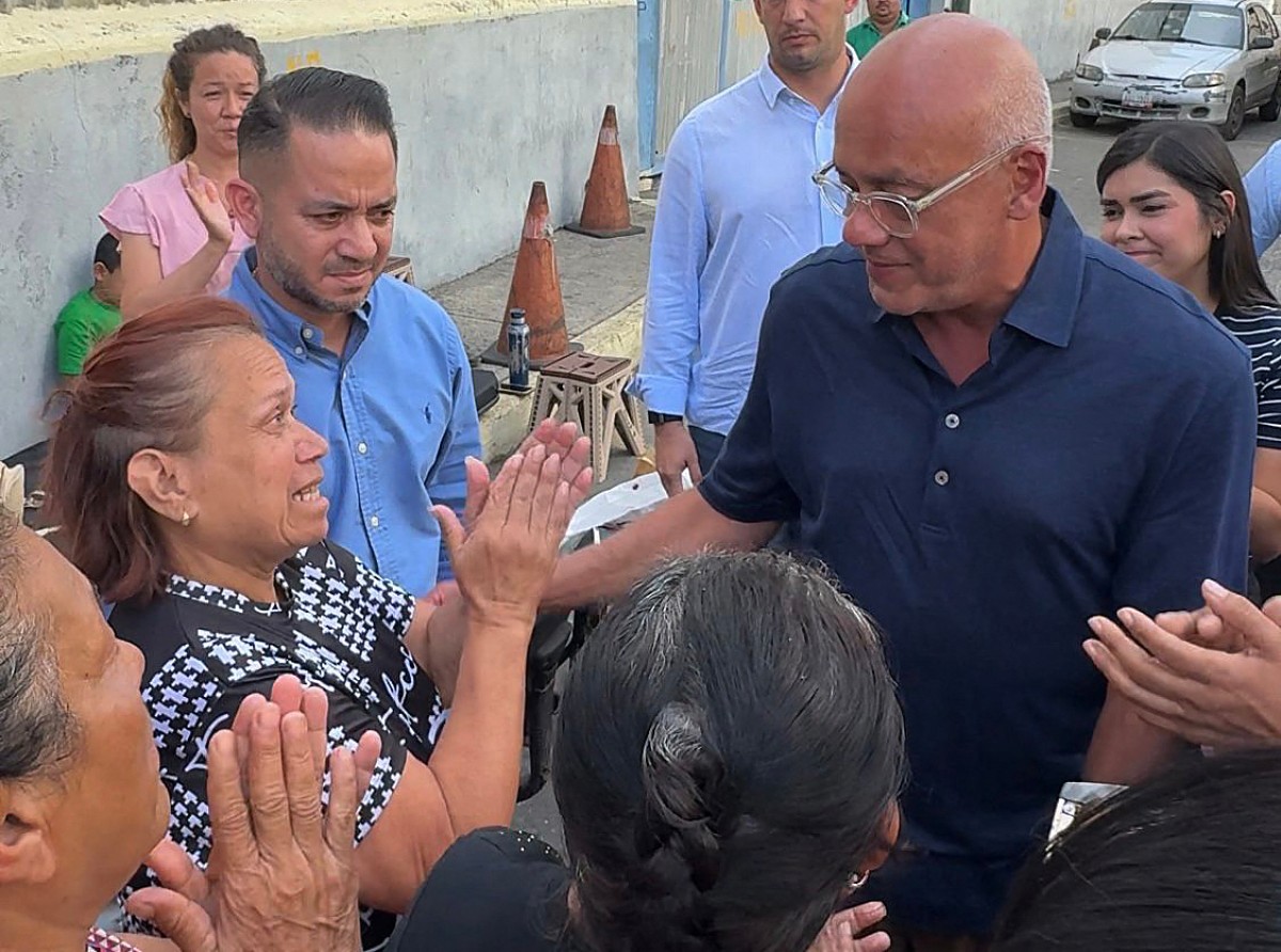 خورخي رودريغيز يتحدث إلى أقارب سجناء سياسيين (أ ف ب).