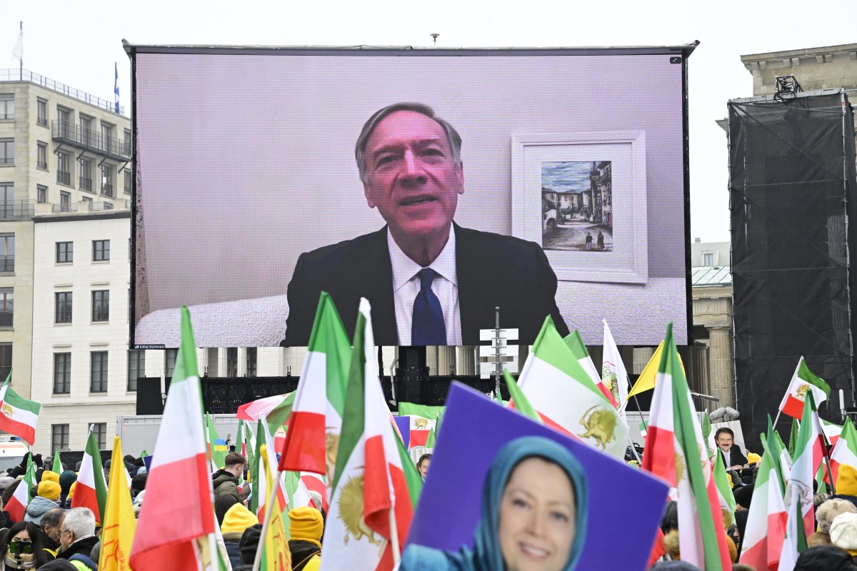 بومبيو مشاركاً في التظاهرات. (أ ف ب)