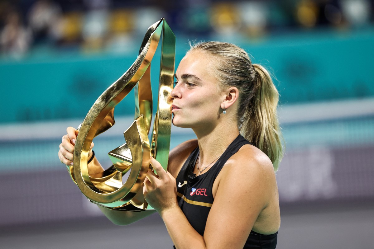 سارا بييلك تحتفل بلقب دورة أبوظبي. (أ ف ب)