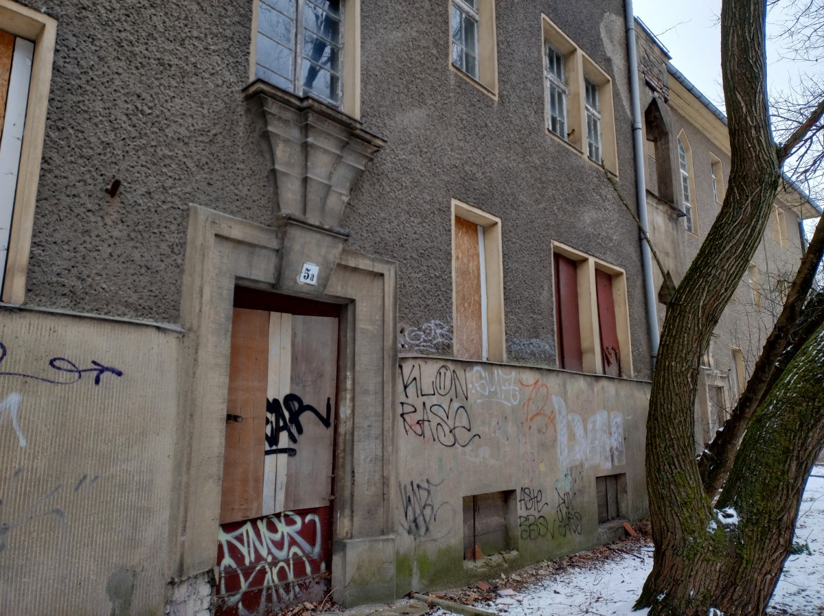 مبنى مهجور يُعرف محلياً بأنه أحد 