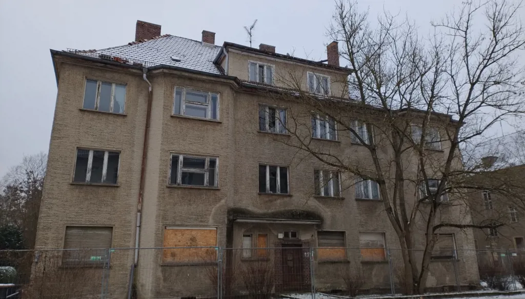 "المنازل الروسية" المتداعية في برلين عالقة في متاهة البيروقراطية