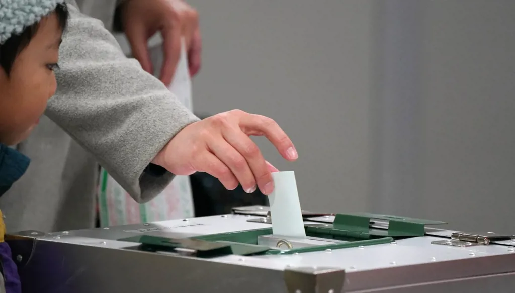 بالصور - انتخابات مبكرة في اليابان الأحد يرجح أن تعزز موقع رئيسة الوزراء