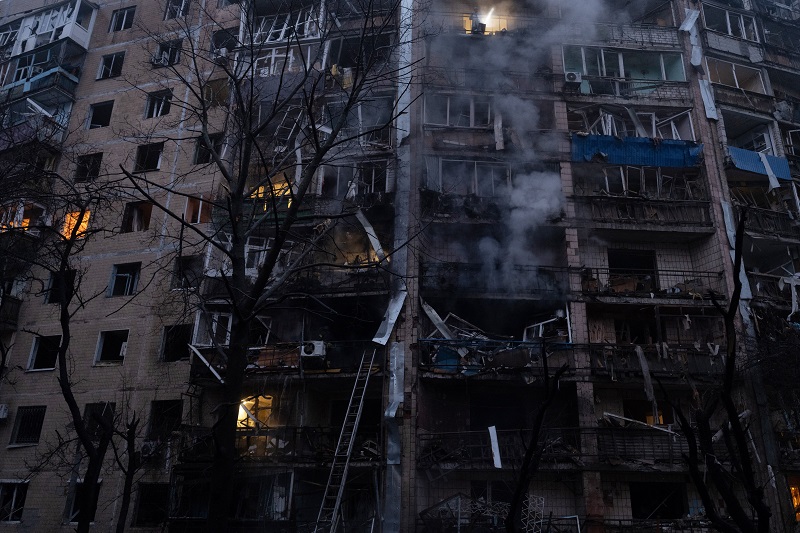 دمار في دونيتسك جراء قصف روسي، (ا ف ب).