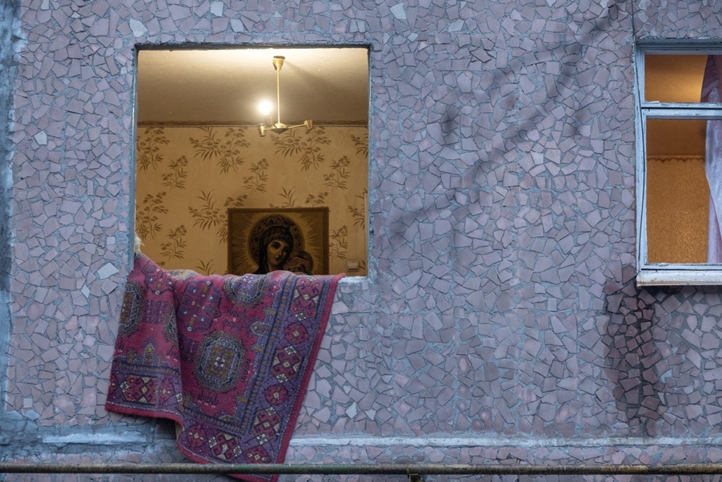 مبنى سكني متضرر جراء غارة جوية في كراماتورسك، منطقة دونيتسك (أ ف ب)