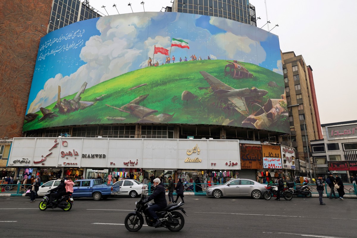 جدارية كبيرة في إيران (ا ف ب).