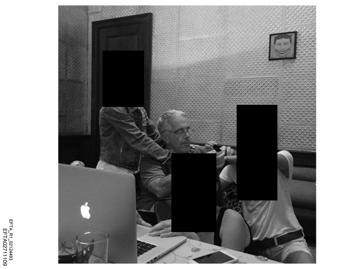 من الصور المنشورة لإبستين. (أ ف ب)