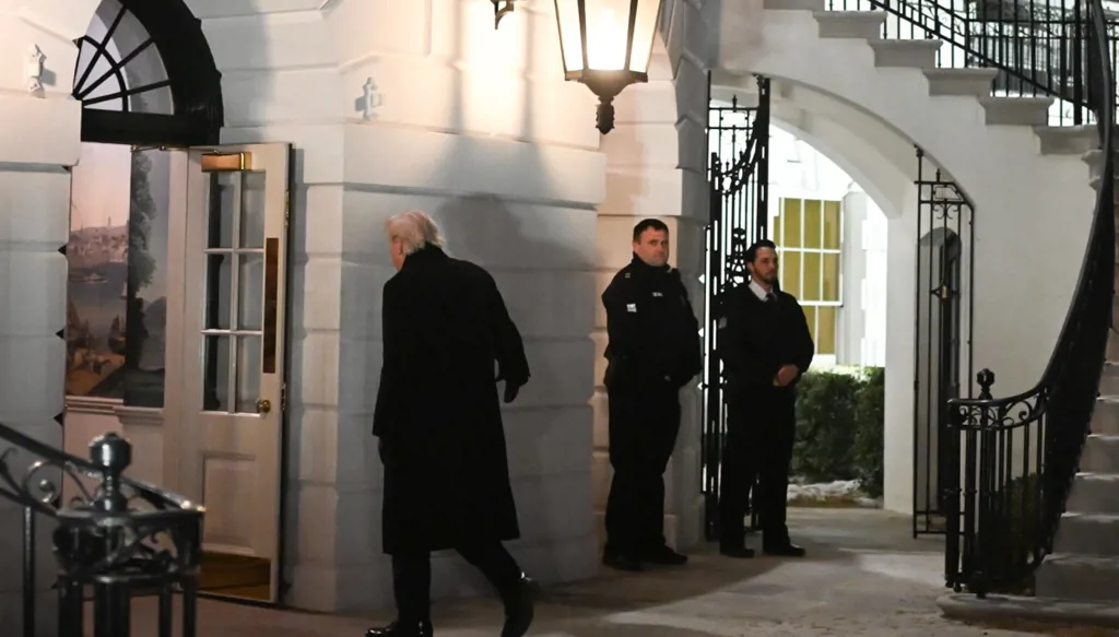 حكم قضائي يسمح لعناصر إدارة الهجرة الأميركية بتغطية وجوههم في كاليفورنيا