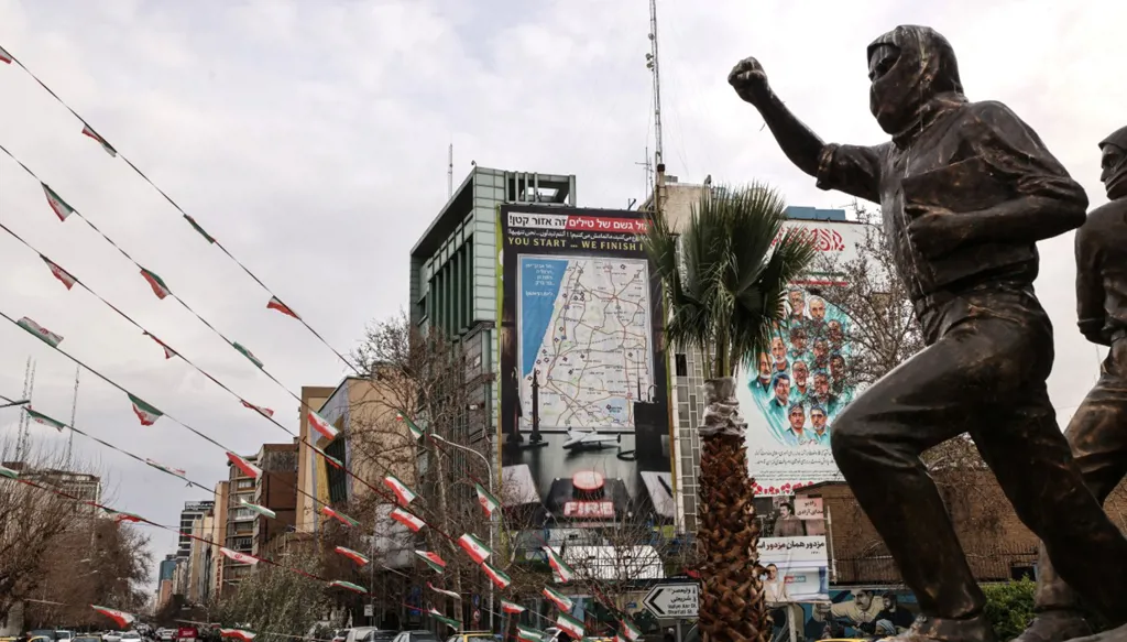 نجل شاه إيران رضا بهلوي يدعو ترامب إلى "مساعدة" الشعب الإيراني